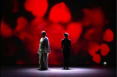 Example of image generation on the backstage screen in La Traversée de la Nuit (actress Valérie Le Louédec on the left, dancer Magali Bruneau on the right; photography: Julien Piedpremier).